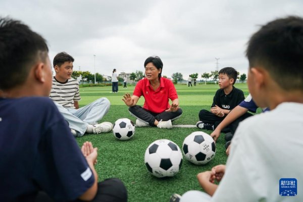 实盘配资一般不超过多少 绿茵为纸、热爱为笔——“足球妈妈”绘就留守儿童绿茵梦想