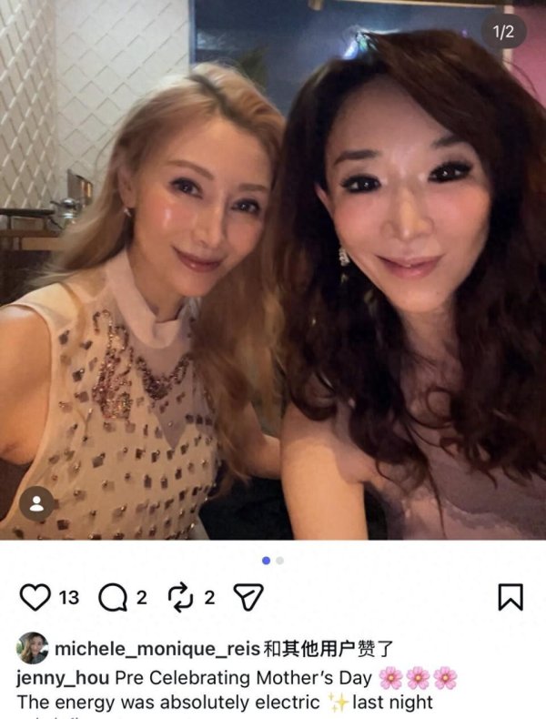 配资网app官方最新版本介绍 55岁李嘉欣提前庆祝母亲节，穿无袖薄纱身材纤瘦，15岁儿子没现身